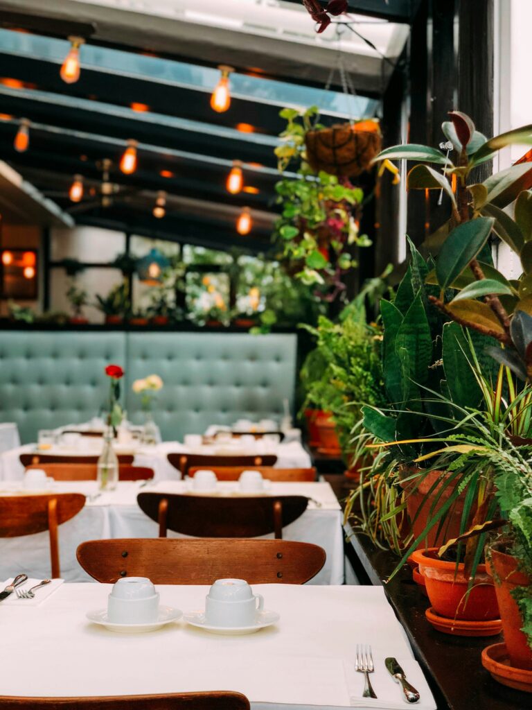 restaurant empty tables